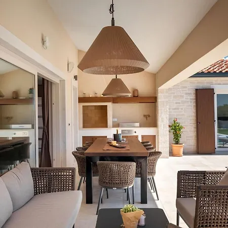 Modern Blagdan With Pool In Porec