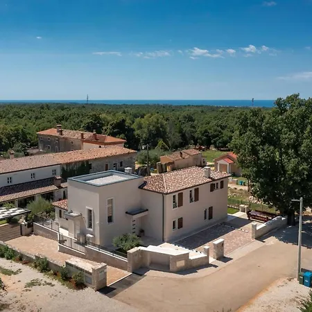 Villa Modern Blagdan With Pool In Porec