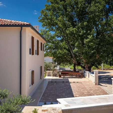 Villa Modern Blagdan With Pool In Porec