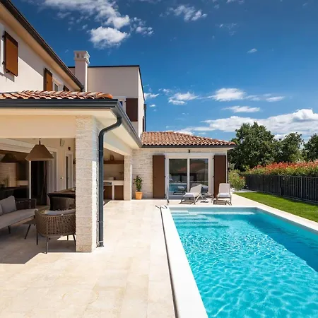 Villa Modern Blagdan With Pool In Porec *