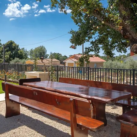 Modern Blagdan With Pool In Porec *