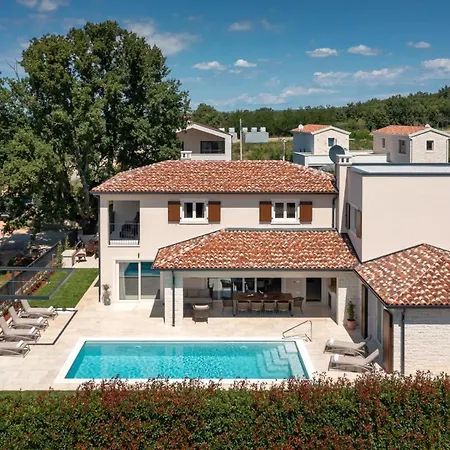 Modern Blagdan With Pool In Porec Nova Vas