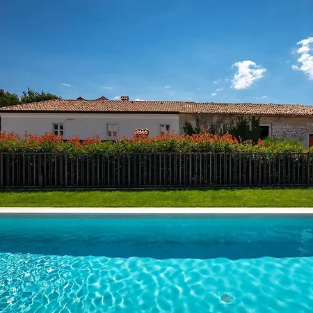 Modern Blagdan With Pool In Porec *