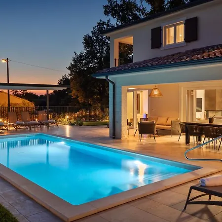 Villa Modern Blagdan With Pool In Porec