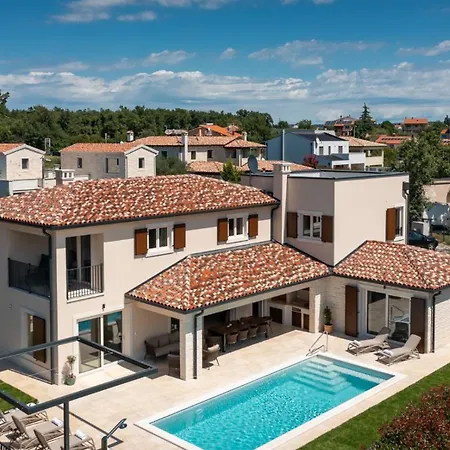 Modern Blagdan With Pool In Porec *