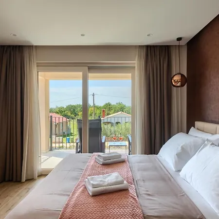 Villa Modern Blagdan With Pool In Porec