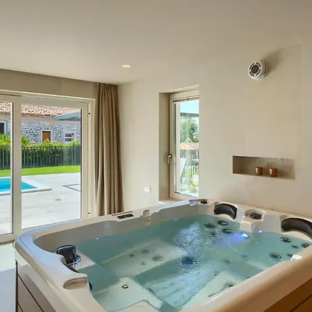 Modern Blagdan With Pool In Porec Nova Vas