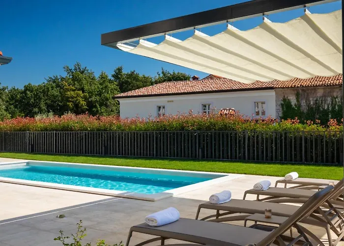 Modern Blagdan With Pool In Porec Vila
