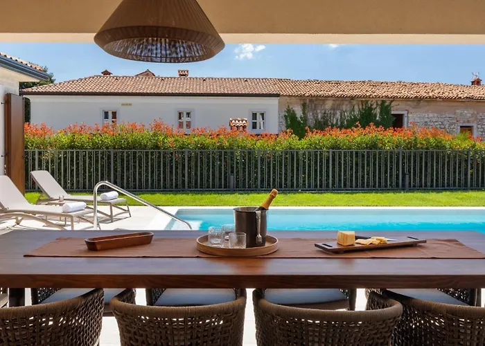 Modern Blagdan With Pool In Porec Vila