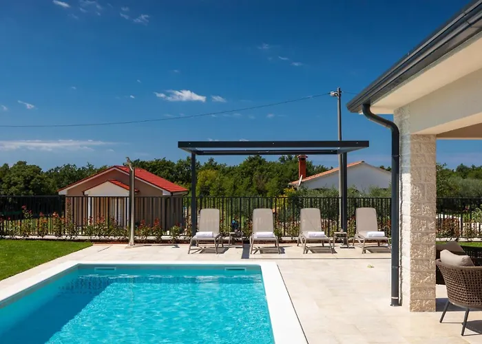 Modern Blagdan With Pool In Porec