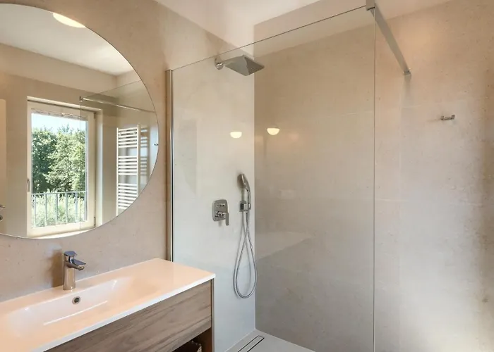 Modern Blagdan With Pool In Porec Vila *