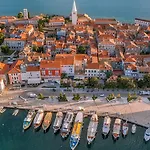 Modern Blagdan With Pool In Porec *