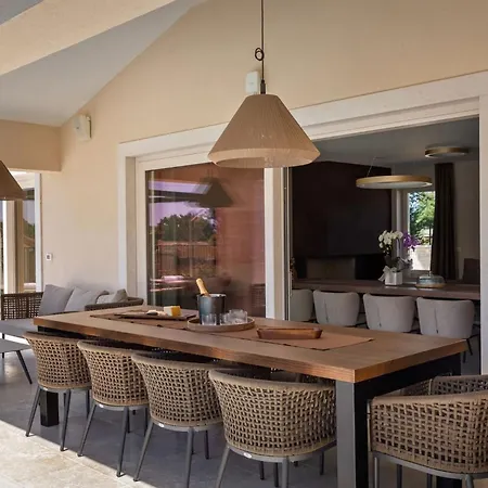 Modern Blagdan With Pool In Porec *