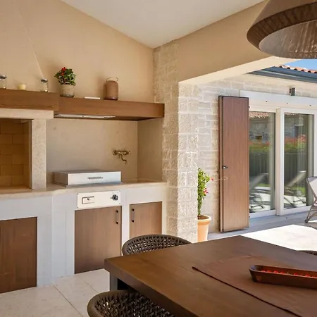 Modern Blagdan With Pool In Porec *