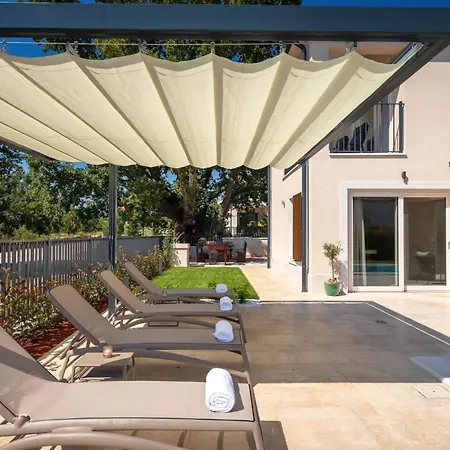 Modern Blagdan With Pool In Porec Вилла