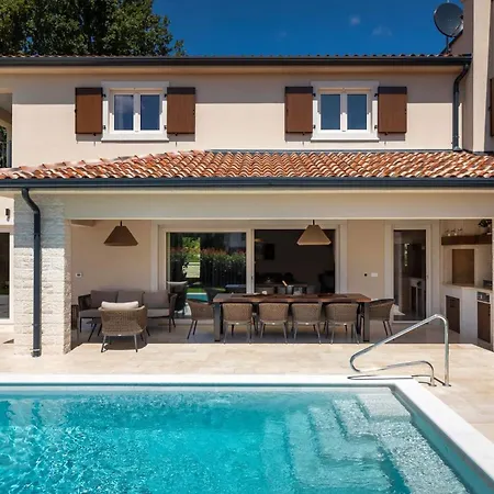 Villa Modern Blagdan With Pool In Porec