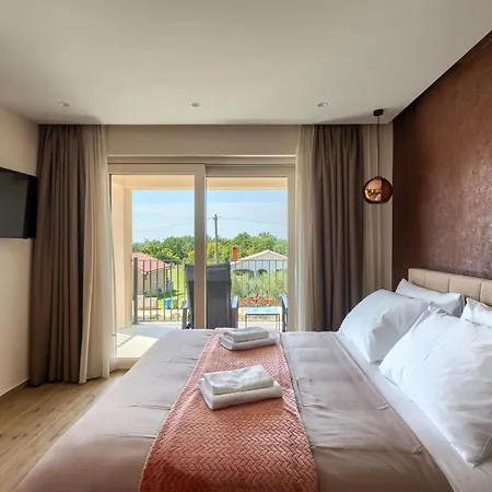 Modern Blagdan With Pool In Porec Вилла *