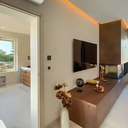 Villa Modern Blagdan With Pool In Porec