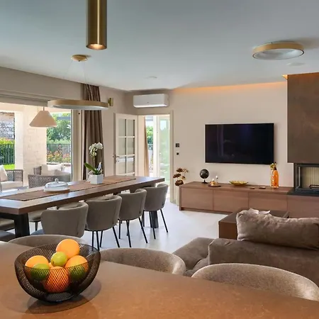 Villa Modern Blagdan With Pool In Porec
