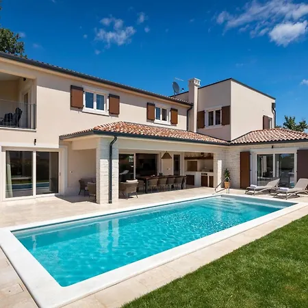 Villa Modern Blagdan With Pool In Porec