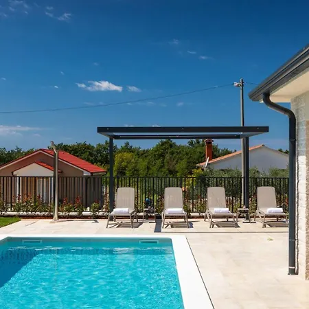 Modern Blagdan With Pool In Porec