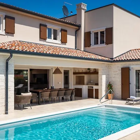 Modern Blagdan With Pool In Porec Nova Vas (Porec)