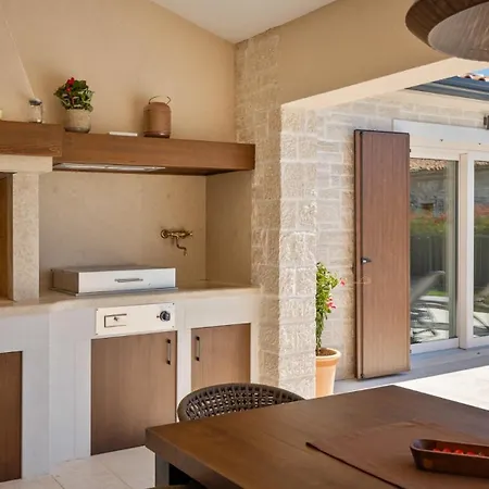 Modern Blagdan With Pool In Porec Vila